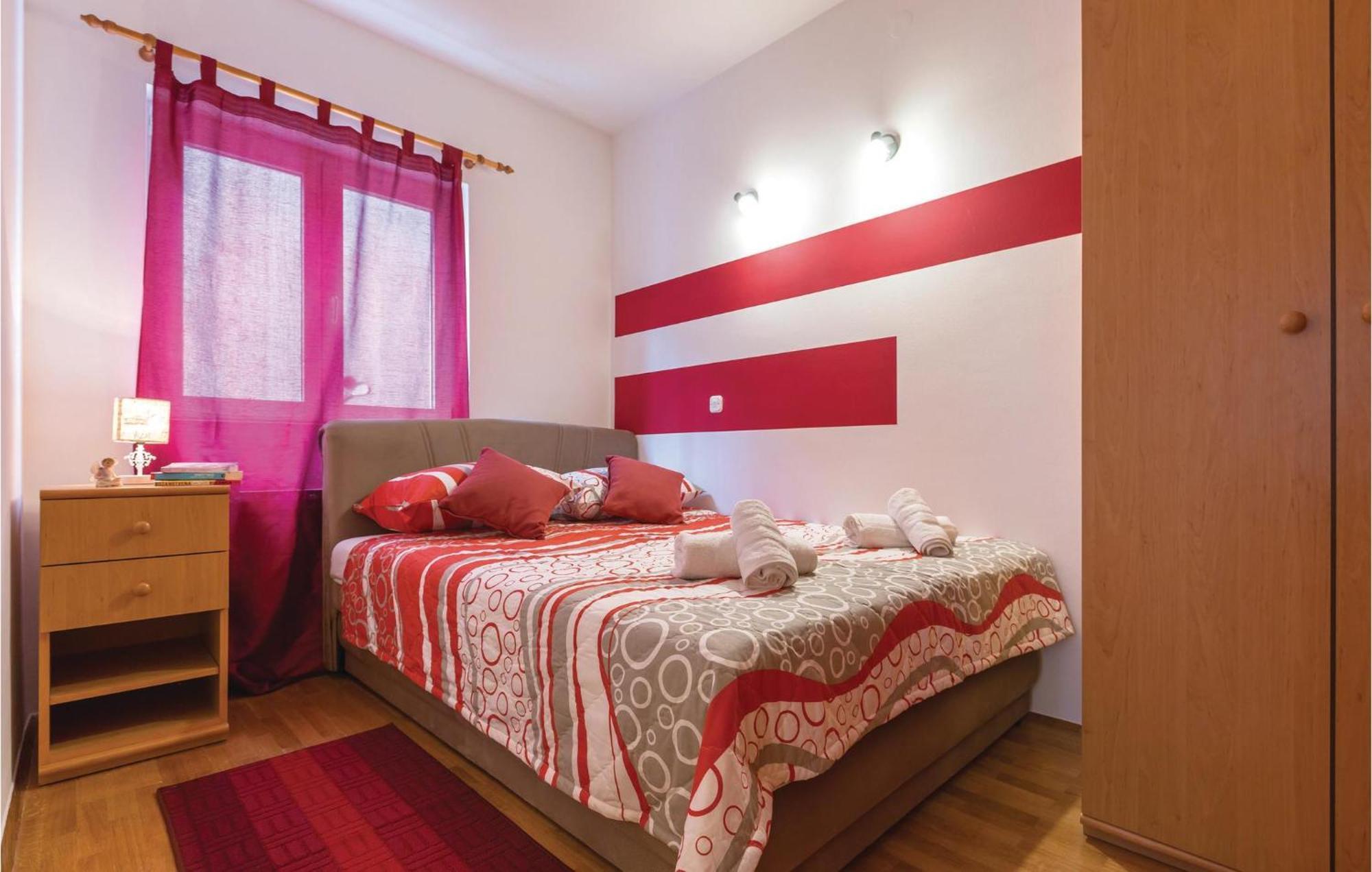 Stunning Apartment In Makarska With Kitchen Exterior foto