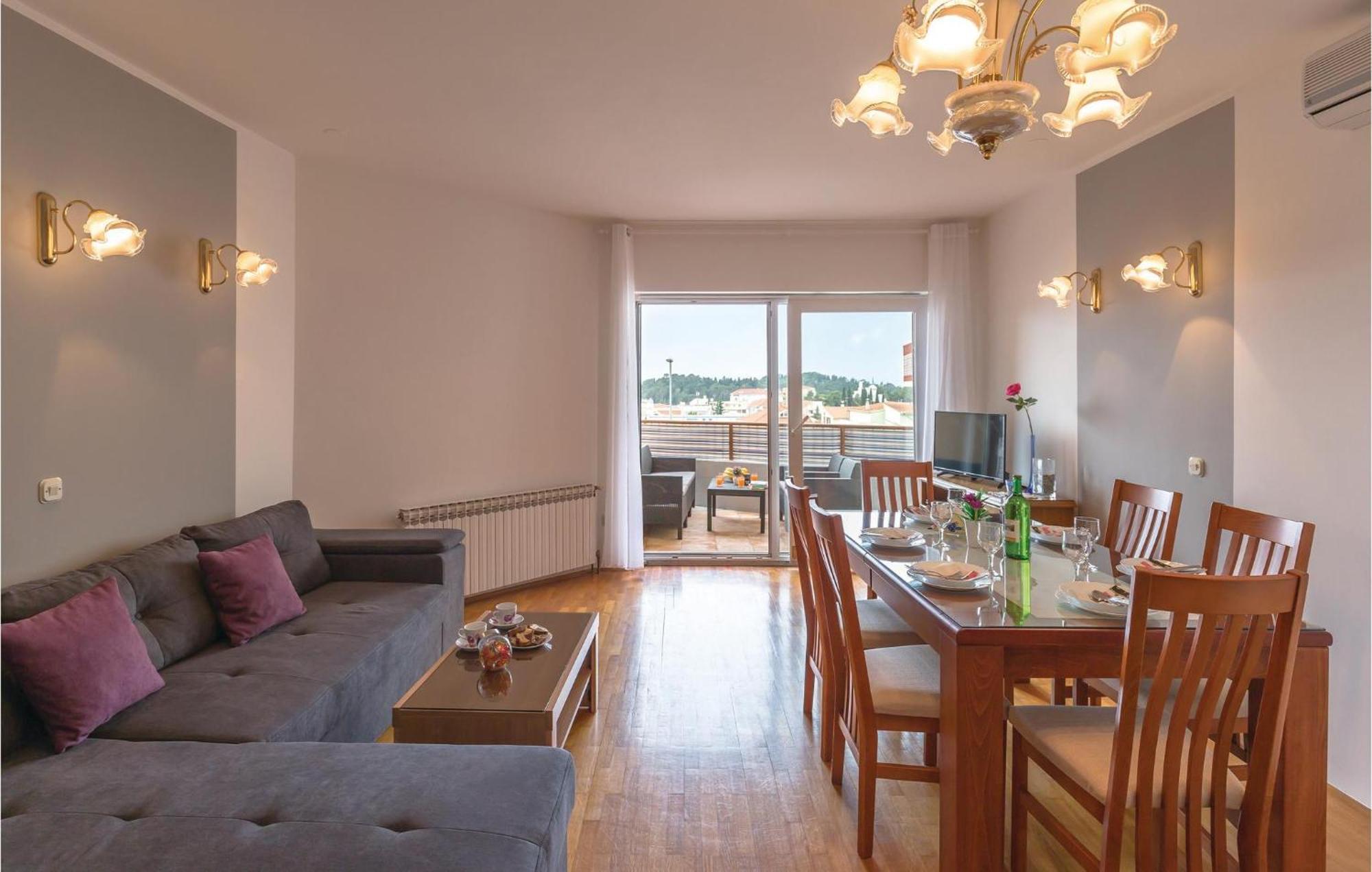 Stunning Apartment In Makarska With Kitchen Exterior foto